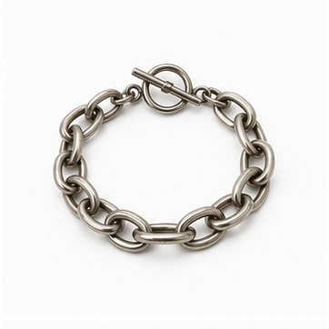 Pulsera vintage de eslabones sobre fondo blanco