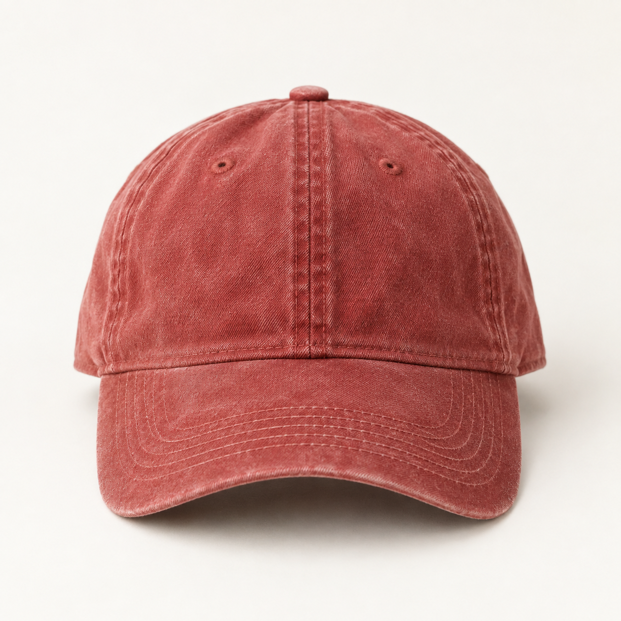 Gorra de algodón roja lavada sobre fondo blanco