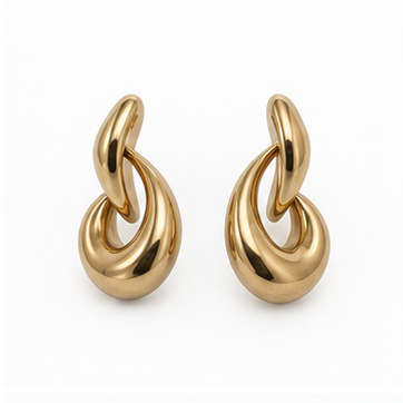 Pendientes vintage dorados sobre fondo blanco