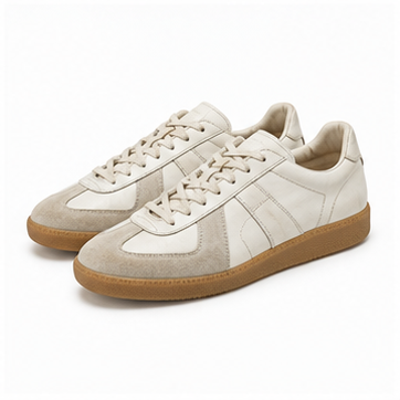 Zapatillas vintage de piel sobre fondo blanco