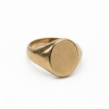 Anillo sello vintage dorado sobre fondo blanco