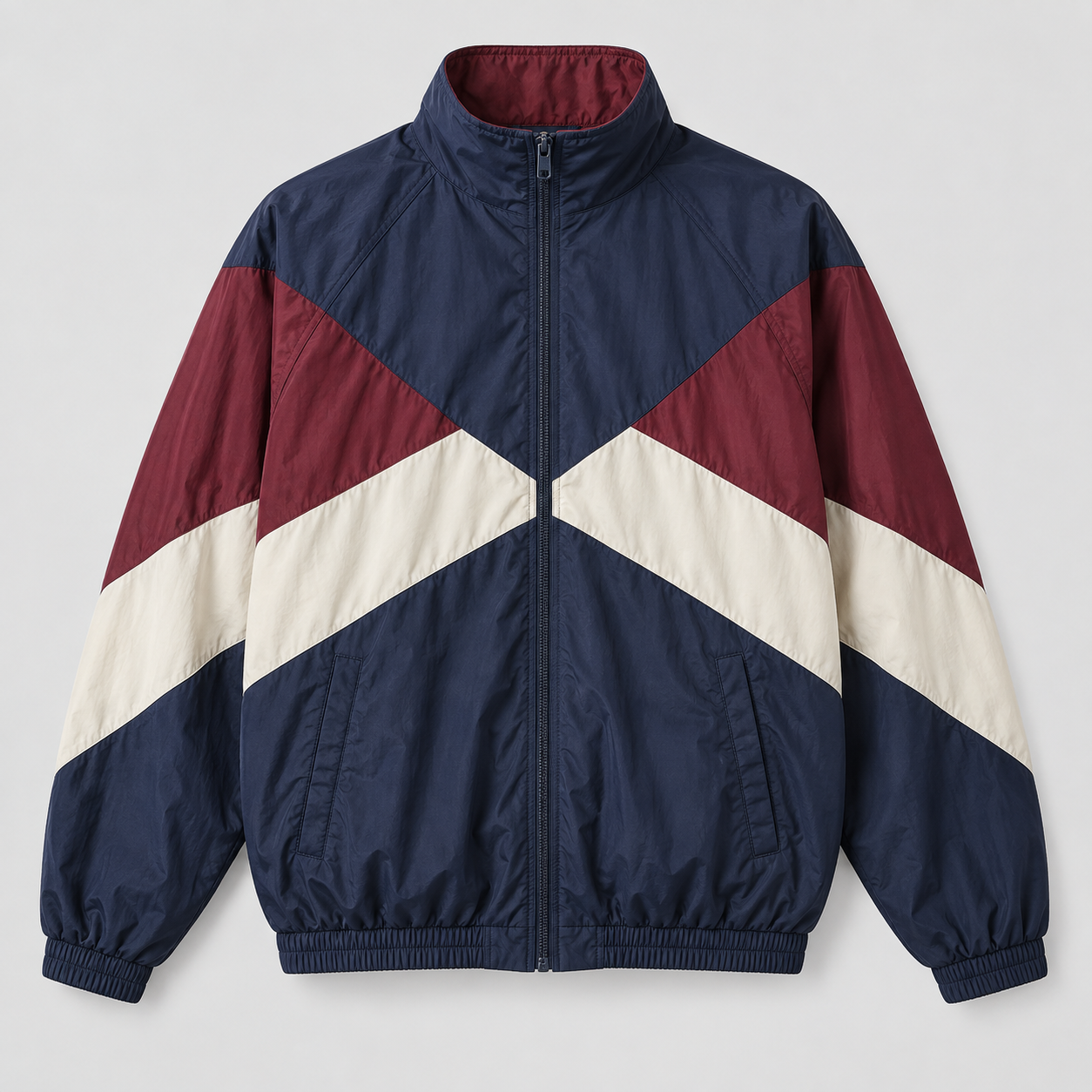 Chaqueta deportiva azul marino y burdeos sobre fondo gris claro