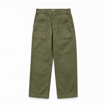Pantalón utilitario verde oliva sobre fondo blanco